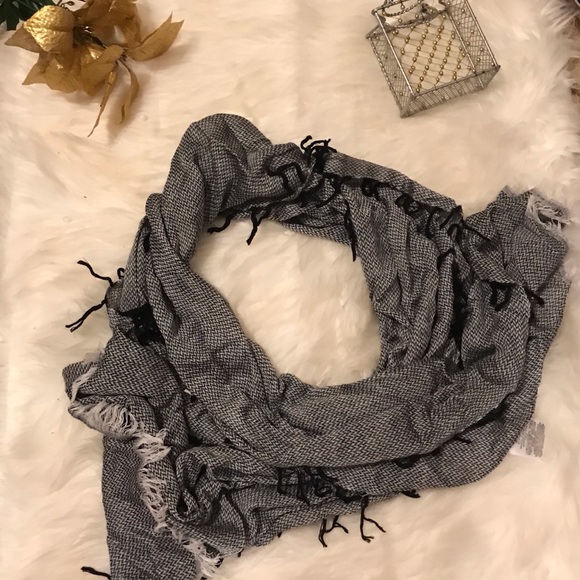 🔥New! BCBGeneration chic scarf/ pashmina wrap🔥 - Picture 3 of 5